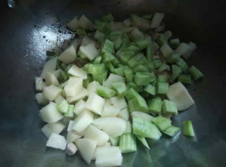鸡肉土豆黄瓜丁步骤8