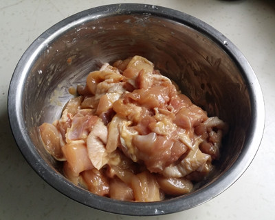 酱萝卜炒鸡丁步骤2