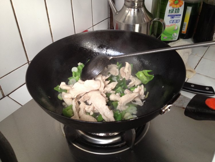 鸡肉炒青椒步骤6