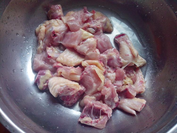 鸡肉煲杏鲍菇步骤1