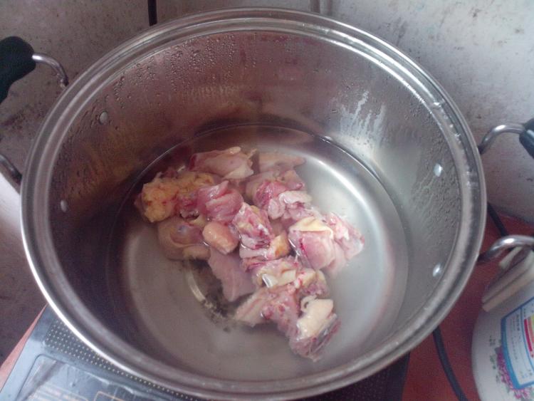 鸡肉煲杏鲍菇步骤3