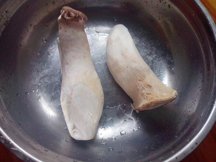 鸡肉煲杏鲍菇步骤6