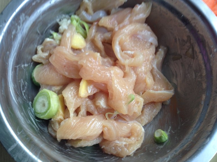 炒鸡肉片步骤1
