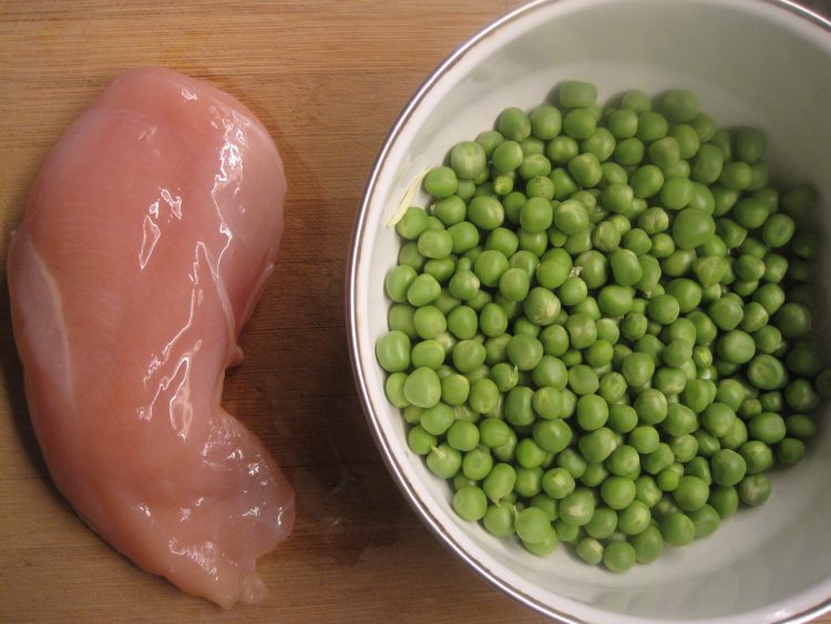 豌豆炒鸡丁步骤1