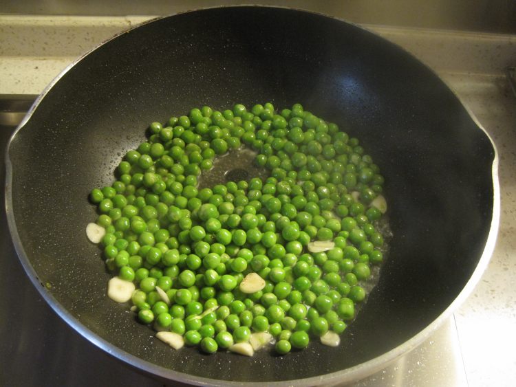 豌豆炒鸡丁步骤5