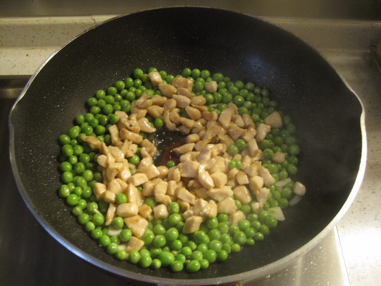 豌豆炒鸡丁步骤6