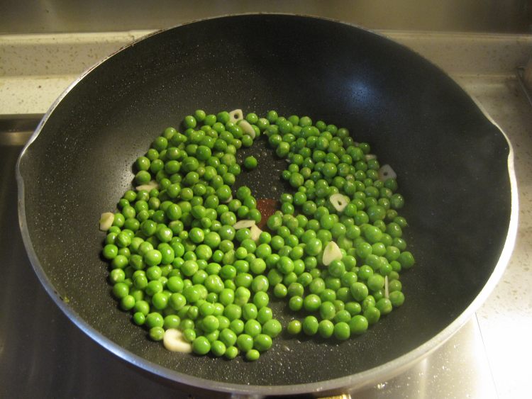 豌豆炒鸡丁步骤4