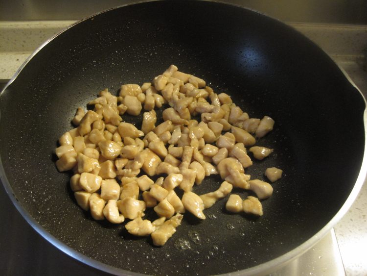 豌豆炒鸡丁步骤3