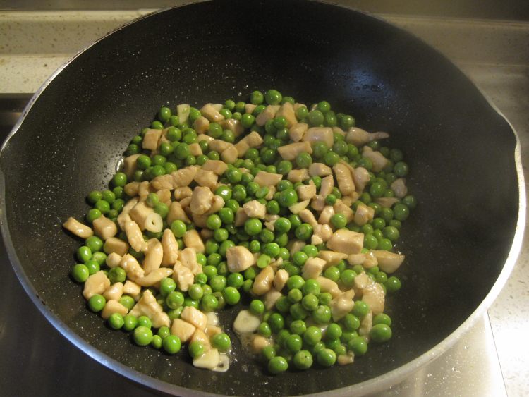 豌豆炒鸡丁步骤7