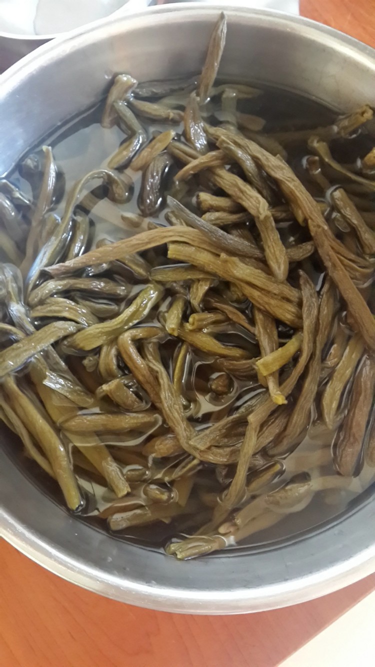 干豆角土豆炖鸡腿步骤1