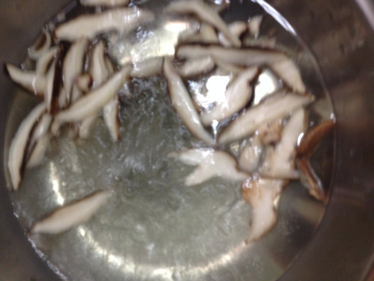 鸡肉榨菜香菇面步骤4