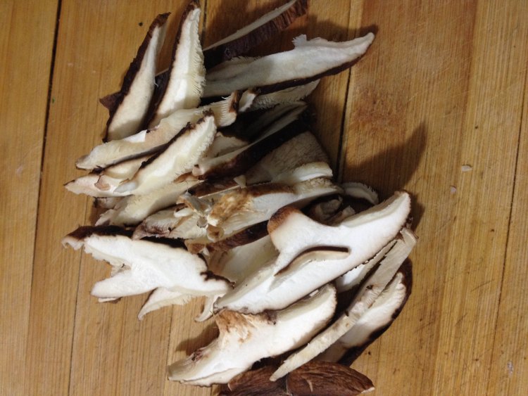 鸡肉榨菜香菇面步骤3