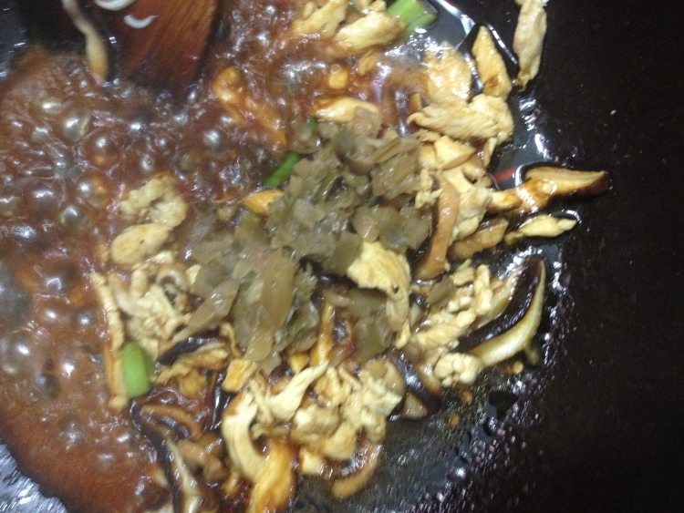 鸡肉榨菜香菇面步骤8