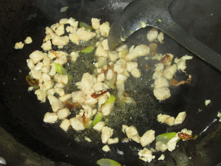土豆鸡丁炒饭步骤4