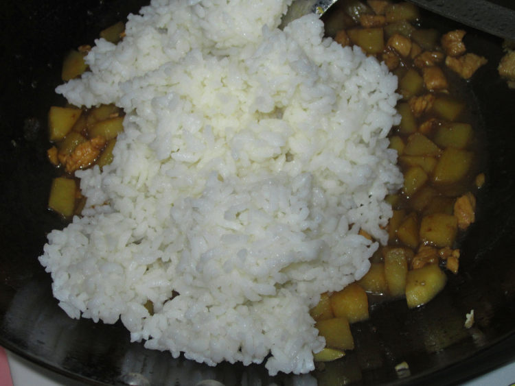 土豆鸡丁炒饭步骤8