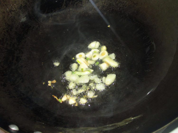 咸菜鸡丝炒黄豆步骤5