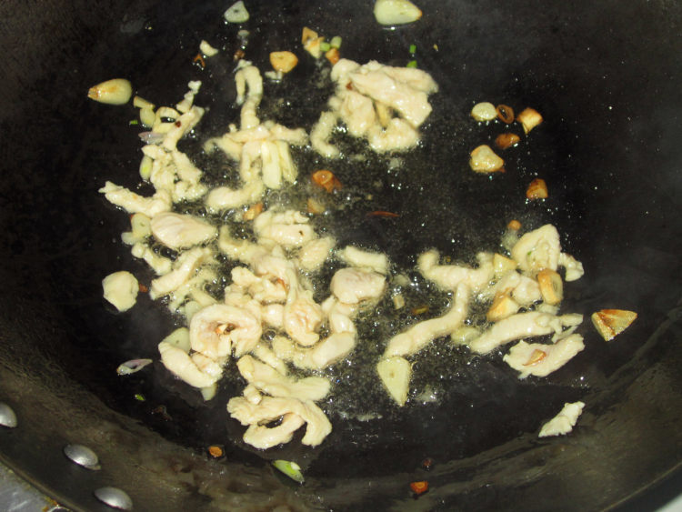 咸菜鸡丝炒黄豆步骤6