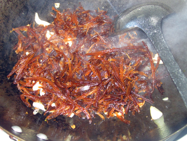 咸菜鸡丝炒黄豆步骤7