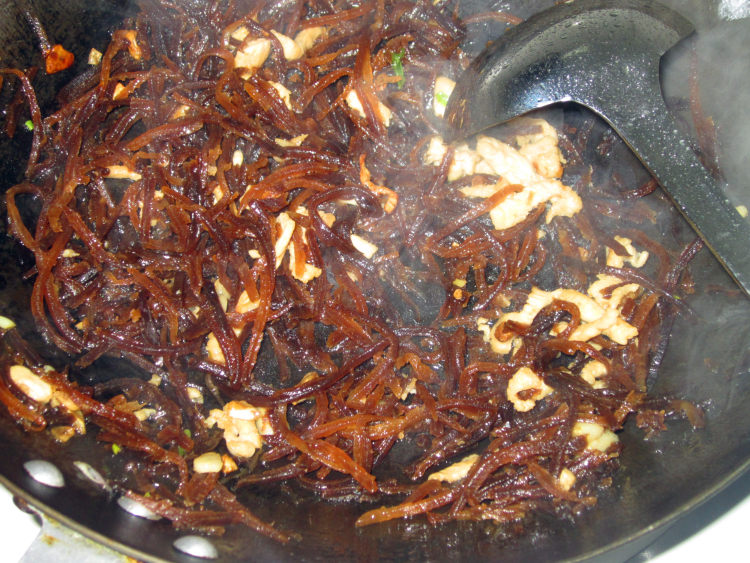 咸菜鸡丝炒黄豆步骤8