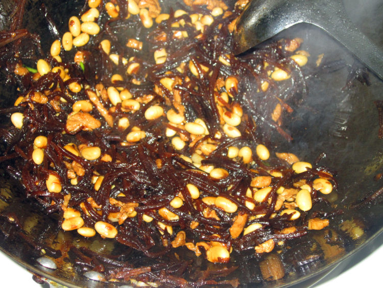 咸菜鸡丝炒黄豆步骤11