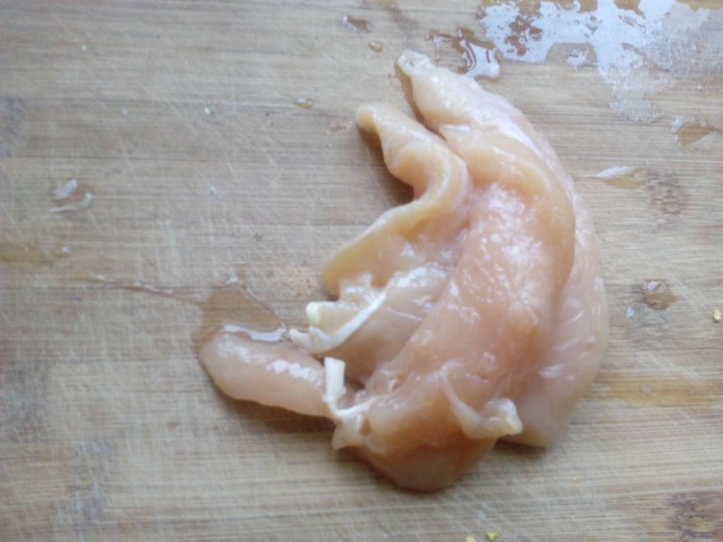 韭黄炒鸡肉步骤1