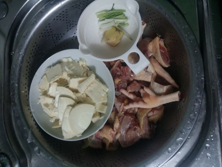 咖喱笋烧鸡肉步骤1