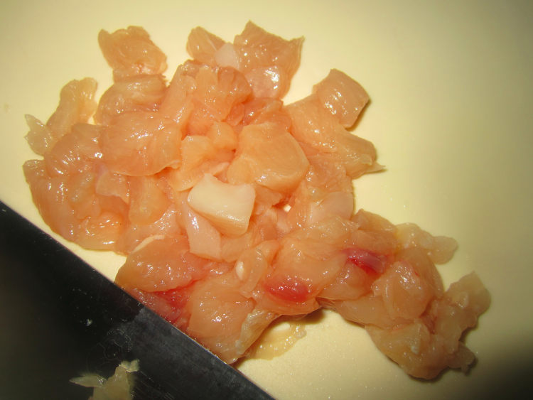 香酥鸡丁瓜子仁步骤1