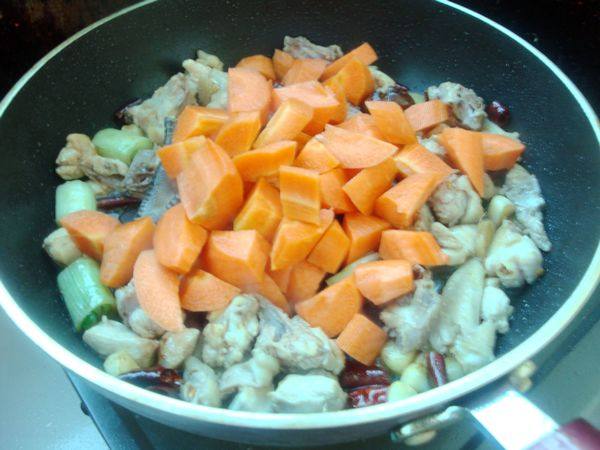 胡萝卜烧鸡肉步骤6