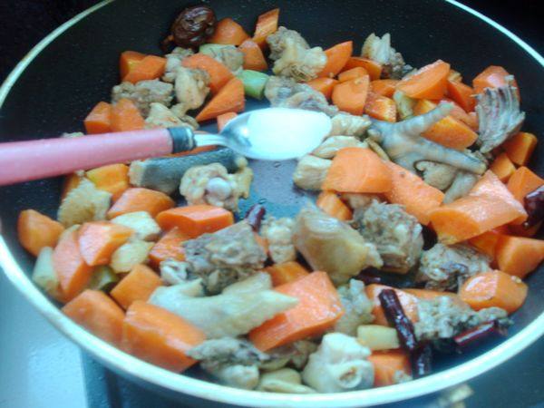 胡萝卜烧鸡肉步骤7