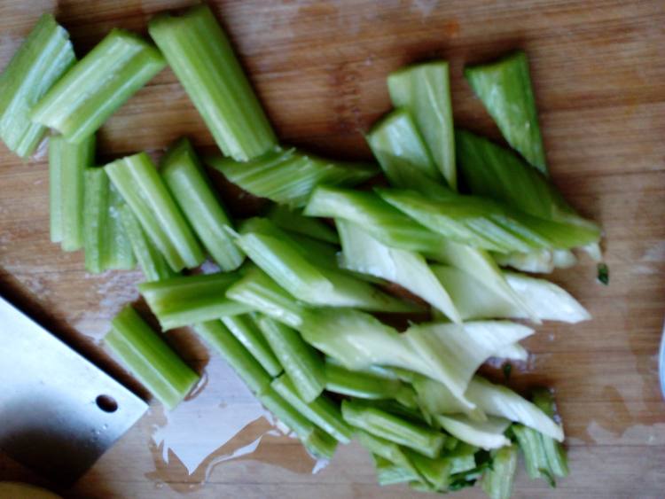 西芹土豆炒鸡肉步骤3
