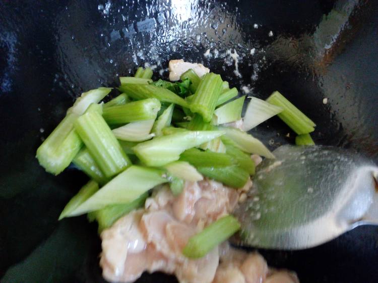 西芹土豆炒鸡肉步骤6