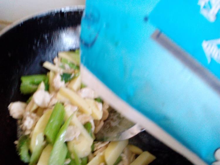 西芹土豆炒鸡肉步骤8