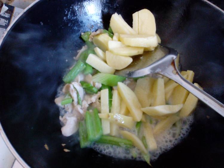 西芹土豆炒鸡肉步骤7