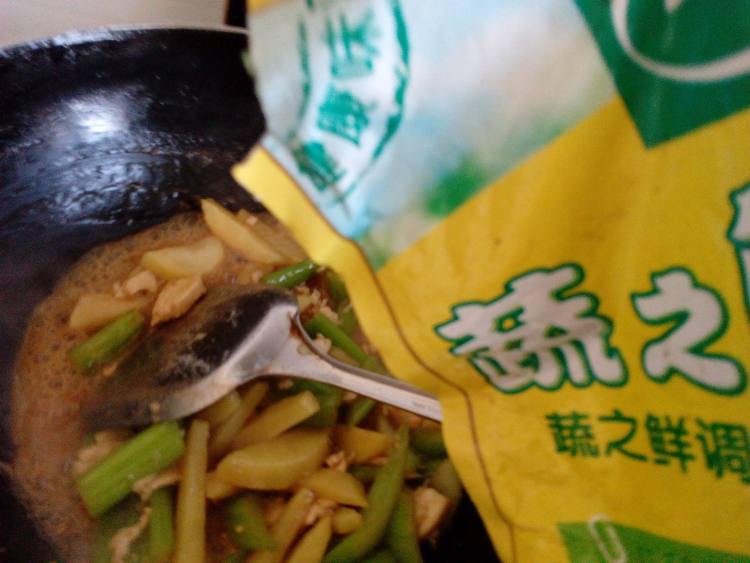 西芹土豆炒鸡肉步骤10