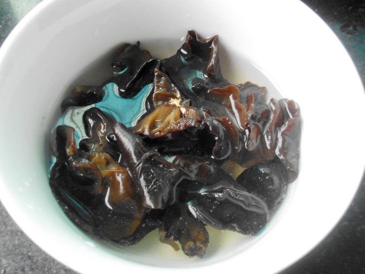 黑枣酒蒸鸡步骤1