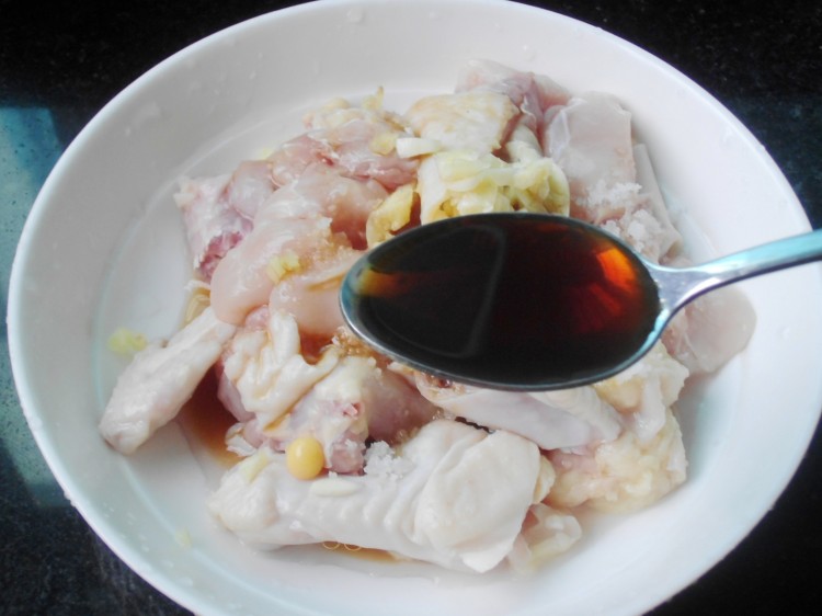 黑枣酒蒸鸡步骤2