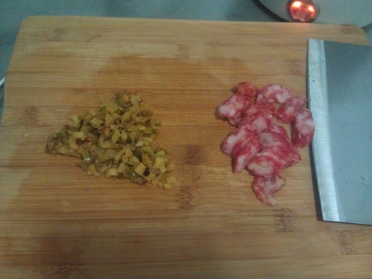 肉末腊肠菜心步骤1