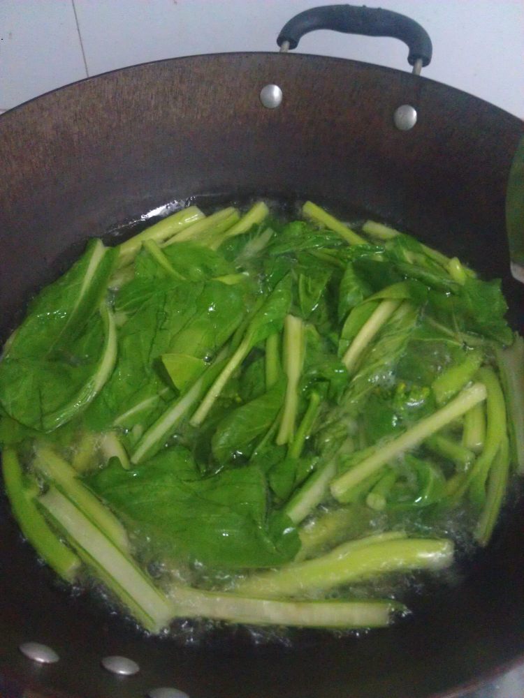 肉末腊肠菜心步骤3