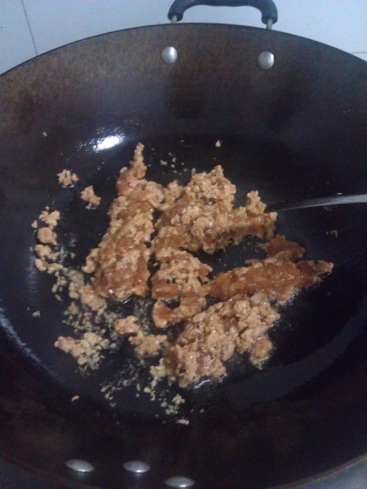 肉末腊肠菜心步骤5