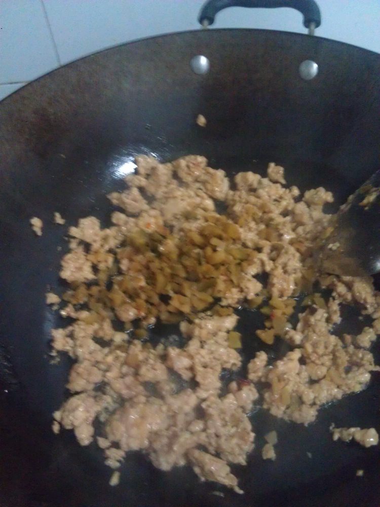 肉末腊肠菜心步骤6