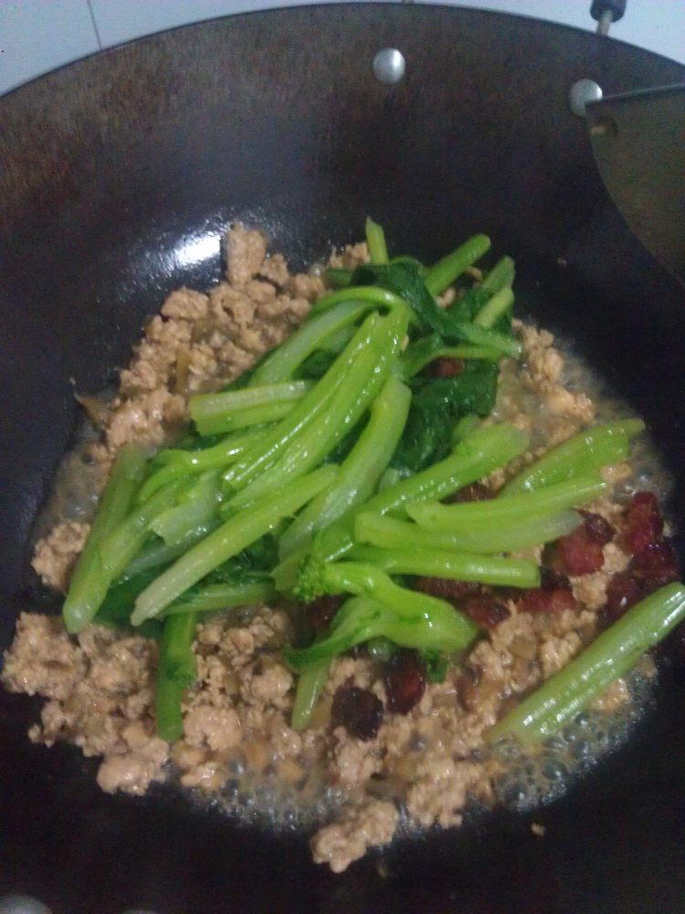 肉末腊肠菜心步骤7