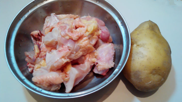 红烧土豆鸡块步骤1