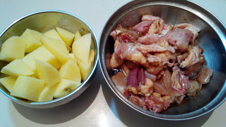红烧土豆鸡块步骤2