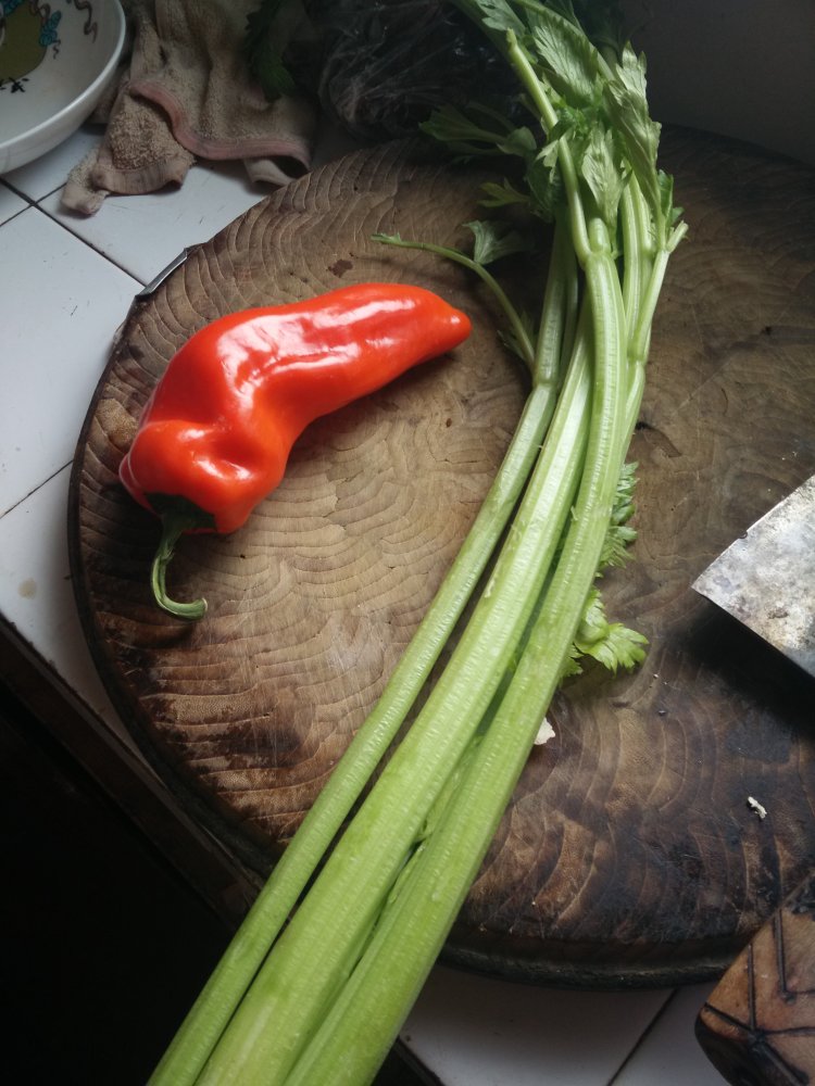 芹菜红椒炒鸡丁步骤1