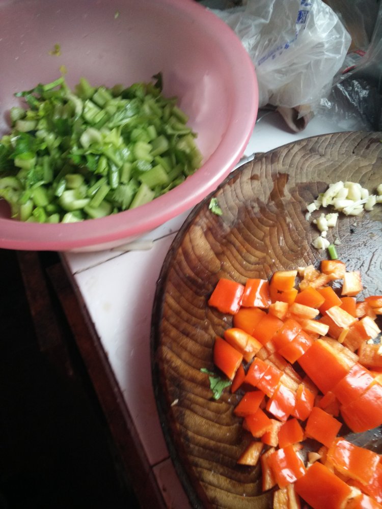 芹菜红椒炒鸡丁步骤2