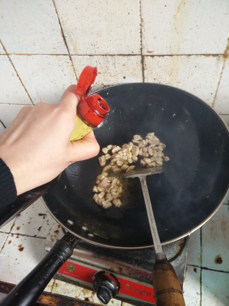 芹菜红椒炒鸡丁步骤4