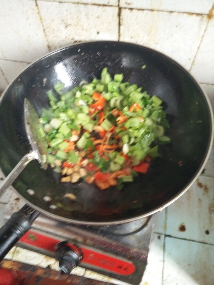芹菜红椒炒鸡丁步骤5