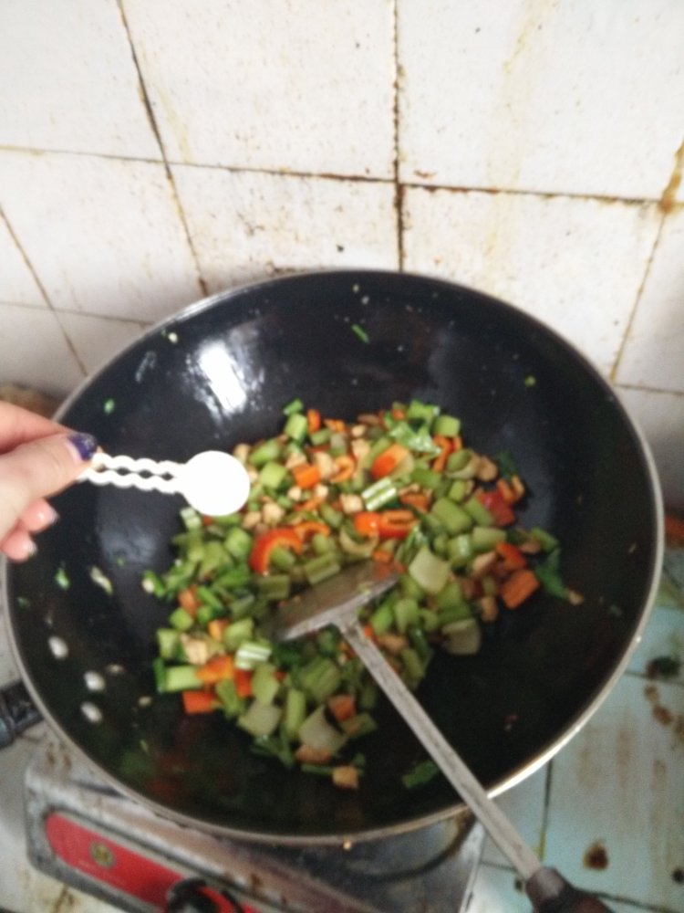 芹菜红椒炒鸡丁步骤6