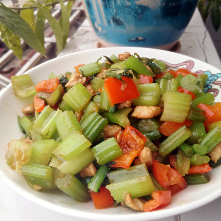 芹菜红椒炒鸡丁步骤7