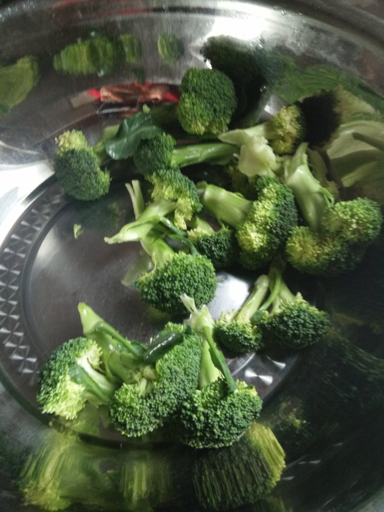 西蓝花炒鸡肉步骤1